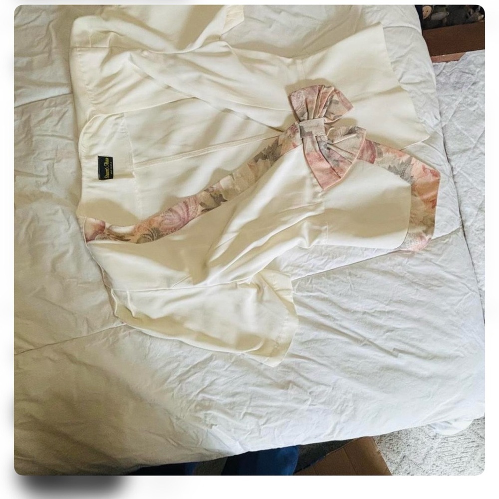 Vintage 90’s shirt with Floral Accents - Picture 5 of 15